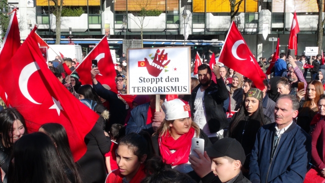 Almanya'daki Türklerden terör karşıtı gösteri